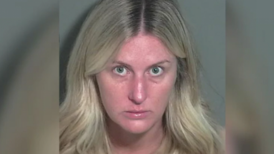 BLUDNA NASTAVNICA SLALA SVOJE GOLE SLIKE UČENICIMA Kupovala im alkohol, čak i pila sa njima! SA JEDNIM JE BILA U VEZI