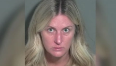 BLUDNA NASTAVNICA SLALA SVOJE GOLE SLIKE UČENICIMA Kupovala im alkohol, čak i pila sa njima! SA JEDNIM JE BILA U VEZI