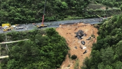 JAKE KIŠE I NEVREME UZROKOVALE POJAVU KLIZIŠTA! Šestoro ljudi tragično nastradalo, spasilački timovi dugo pretraživali teren!