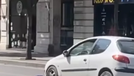 "PRIJATELJU, JEL' ONO NAŠ TOČAK" Usred vožnje  u centru Beograda čoveku odleteo deo sa automobila, samo se zakotrljao (VIDEO)