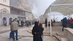 OGROMAN BROJ VERNIKA STIŽE U OSTROG Veliko bdenje sa čitanjem 12 "strasnih" jevanđelja biće služeno od 17 časova (FOTO)