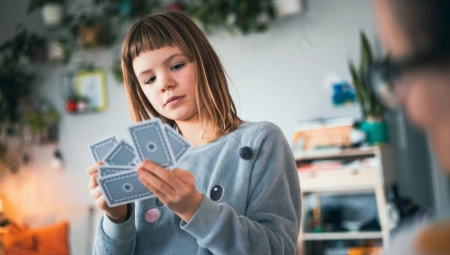 NAKON UJAKOVE SAHRANE ZATEKAO ĆERKU KAKO  IGRA KARTE, PA JE PITAO ''KO POBEĐUJE'' Njen odgovor mu je zaledio krv u žilama!