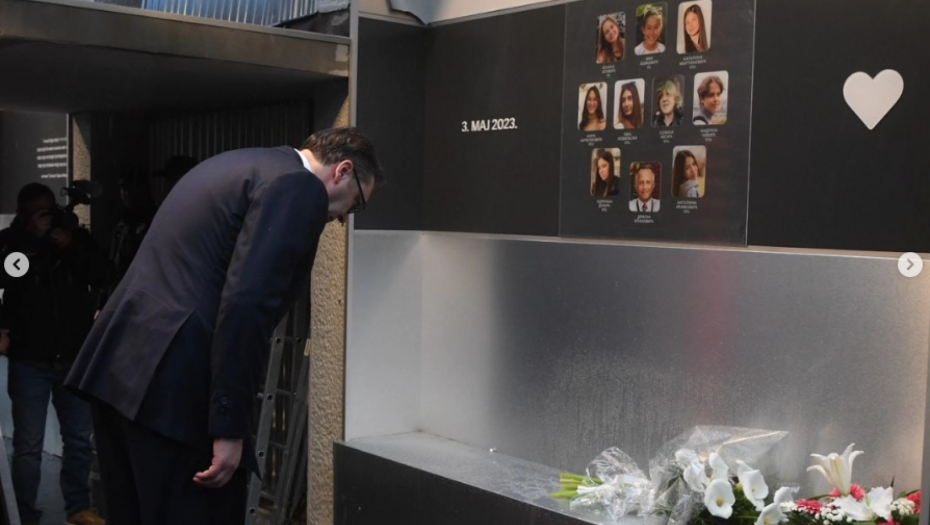 PRE TAČNO GODINU DANA SVANULO JE POSLEDNJE ŠKOLSKO JUTRO ZA NAŠIH 9 ANĐELA Predsednik Vučić položio cveće  u školi "Vladislav Ribnikar"