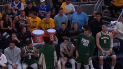 STRAŠAN SKANDAL DRMA NBA Poludeo pa gađao loptom navijače (VIDEO)