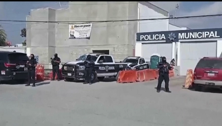 UBIJENO OSMORO LJUDI! Automatskim puškama iz automobila pucali na prodavnicu (VIDEO)