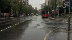 PRAZNE BEOGRADSKE ULICE NA VELIKI PETAK! Nigde žive duše, samo mokri kolovozi! (FOTO)