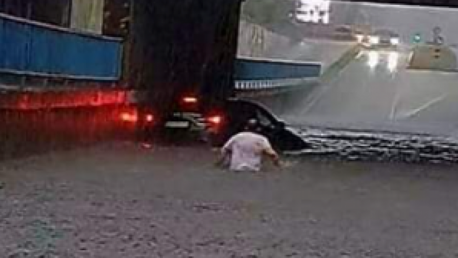 "AUTO JE PLUTAO, UŠAO SAM U VODU" Ovaj heroj je spasio čoveka koji se zaglavio u poplavljenom podvožnjaku: "Paralisao se od straha"