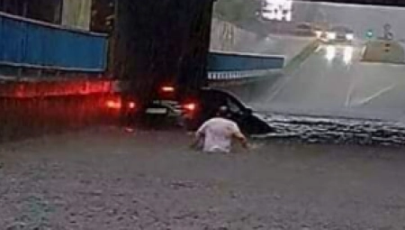 "AUTO JE PLUTAO, UŠAO SAM U VODU" Ovaj heroj je spasio čoveka koji se zaglavio u poplavljenom podvožnjaku: "Paralisao se od straha"