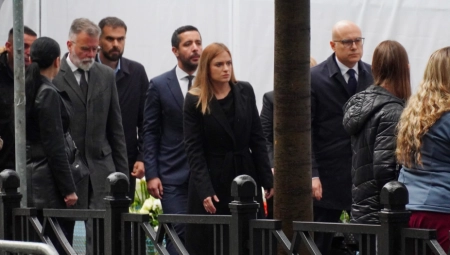 PREMIJER SA MINISTRIMA ODAO POŠTU ŽRTVAMA Položili su cveće i upisali se u knjigu sećanja