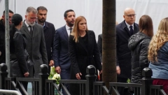 PREMIJER SA MINISTRIMA ODAO POŠTU ŽRTVAMA Položili su cveće i upisali se u knjigu sećanja