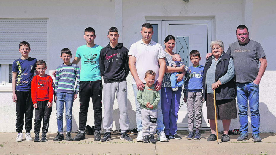 BRAVO Nešići iz Popovića kod Rače kažu za sebe da su najbogatiji jer imaju čak 12 dece