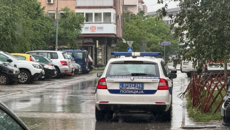 ŽENA U NOVOM SADU PRETILA DA ĆE SKOČITI SA ZGRADE SA DETETOM