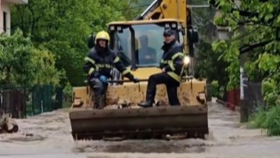 HEROJI SPAŠAVAJU ŽIVOTINJE PO SVRLJIGU! Voda sve preplavila - bagerom se spasioci probijaju! (VIDEO)