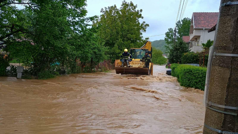 NAKON STRAVIČNIH POPLAVA U SVRLJIGU STANJE SE STABILIZUJE! Pripadnici Sektora za vanredne situacije na terenu