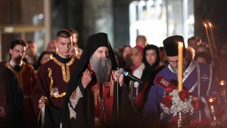 PATRIJARH SLUŽIO VEČERNJE VELIKOG PETKA U HRAMU Vernici celivali Plaštanicu (FOTO)