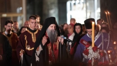 PATRIJARH SLUŽIO VEČERNJE VELIKOG PETKA U HRAMU Vernici celivali Plaštanicu (FOTO)
