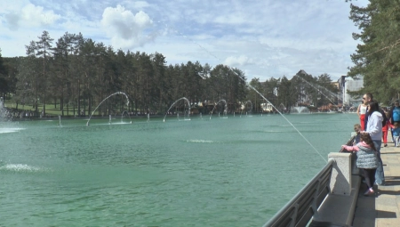 USPELI DA NAPRAVE SNEŠKA USRED AVGUSTA NA ZLATIBORU! Neverovatan prizor na srpskoj planini! (FOTO)