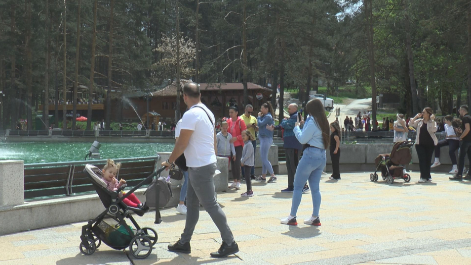SVE JE PUNO K'O OKO, NEMA GDE IGLA DA PADNE! Najposećenija srpska planina prepuna turista, svi traže SMEŠTAJ VIŠE! (FOTO)