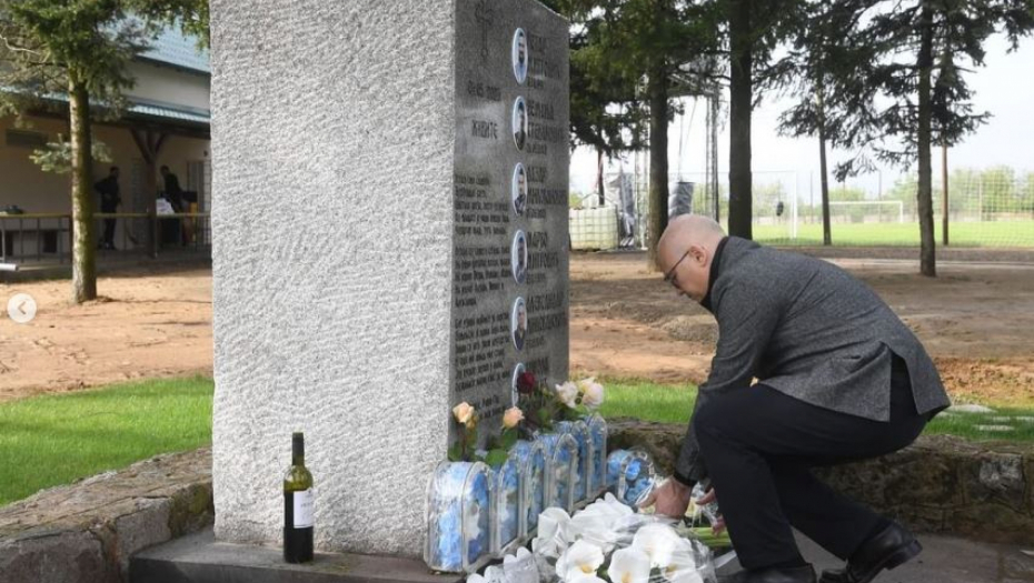 "SRBIJA VAS, DECO, NIKADA NEĆE PREŽALITI" Vučević položio cveće za ubijene u Duboni i Malom Orašju