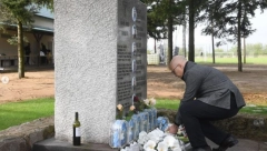 "SRBIJA VAS, DECO, NIKADA NEĆE PREŽALITI" Vučević položio cveće za ubijene u Duboni i Malom Orašju
