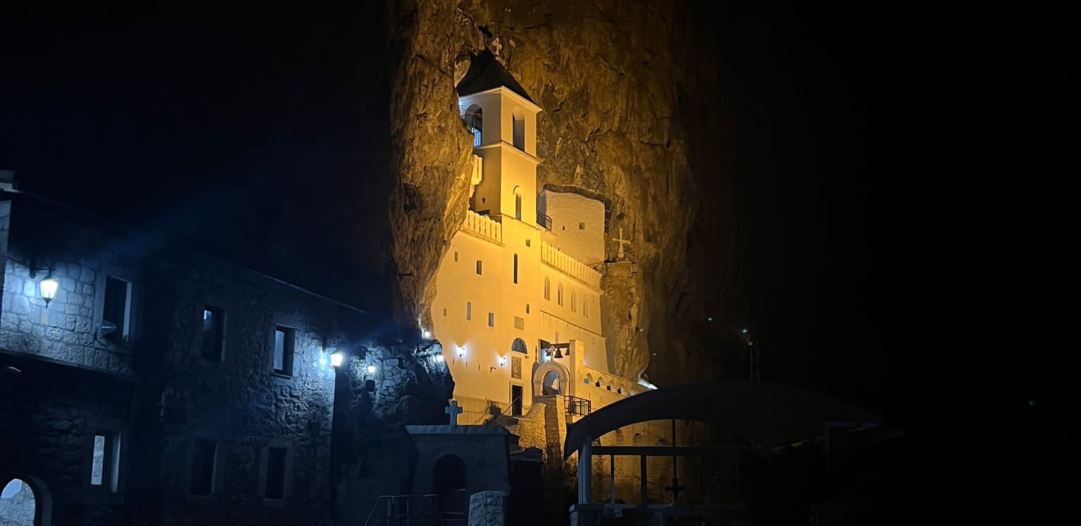 VELIKI PETAK U OSTROGU Ovako je izgledalo bogosluženje i iznošenje Hristove plaštanice (VIDEO)