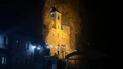 VELIKI PETAK U OSTROGU Ovako je izgledalo bogosluženje i iznošenje Hristove plaštanice (VIDEO)