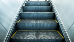 BEOGRAĐANI GLEDALI U ŠOKU JEZIV PRIZOR Dete visi na pokretnim stepenicama! (VIDEO)