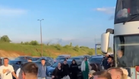 SRBI ZAIGRALI KOLO NA GRANICI Njima gužva ne može da pokvari raspoloženje, ovo je HIT (VIDEO)