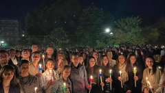 UMESTO BACANJA TANJIRA, DANAS IPAK ĆUP! Studenti grčkog jezika dočekali Vaskrs na Krfu: Zajedno sa bratskim narodom prisustvovali ponoćnoj liturgiji i čudnom OBIČAJU! (FOTO/VIDEO)
