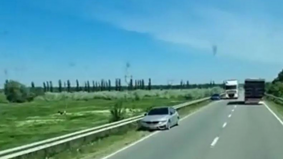 SPASAVAJ SE KO MOŽE! Napušteni automobili kod granice sa Moldavijom, Ukrajinci ostavljaju sve i beže