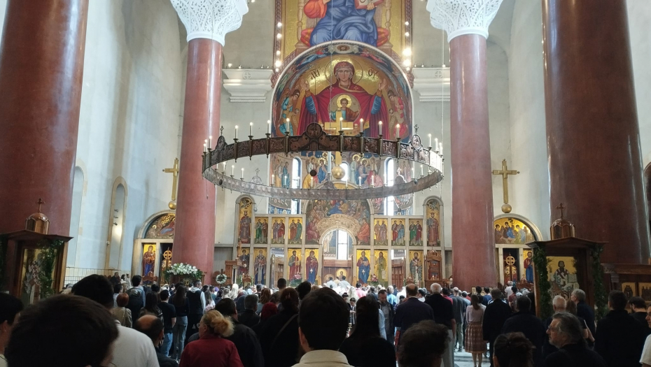 SVI SLAVE VASKRSNUĆE NAŠEG SPASITELJA! Vernici prisustvuju liturgiji u crkvi Svetog Marka, u redu stoje za Pričest! (FOTO/VIDEO)
