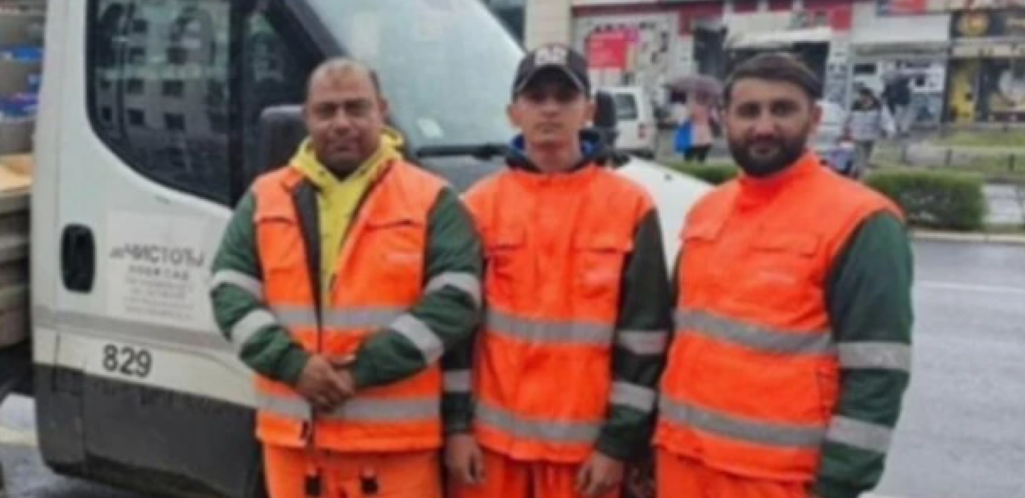 NISAM HTEO DA NAPRAVIM POGREŠAN KORAK I DA MOMAK SKOČI!  Radnici gradske čistoće SPASILI život muškarcu: Videli su da se sprema na SAMOUBISTVO! (FOTO)