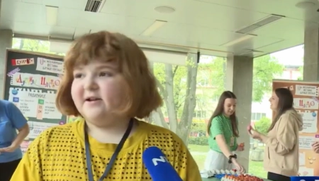 CEO BALKAN SE VALJA OD SMEHA Devojčicu pitali ko će pobediti u kucanju jajima, ona kao iz topa rekla OVO (VIDEO)