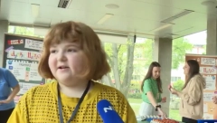 CEO BALKAN SE VALJA OD SMEHA Devojčicu pitali ko će pobediti u kucanju jajima, ona kao iz topa rekla OVO (VIDEO)
