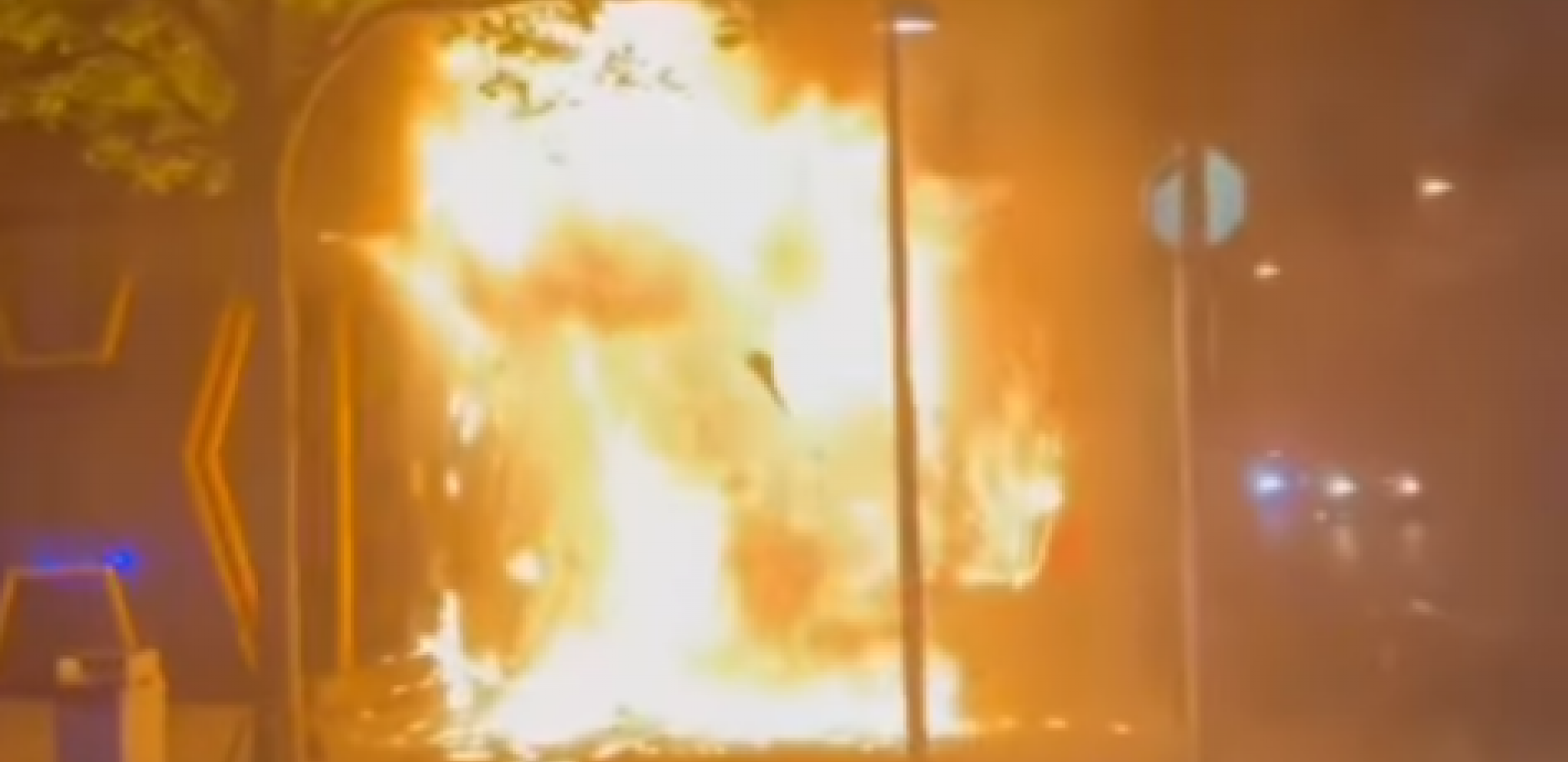 ZASTRAŠUJUĆA SCENA U BEOGRADU Vatra guta kladionicu (VIDEO)