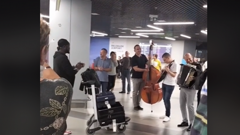 TAKO SE TO RADI U SRBIJI! Snimak dočeka prijatelja sa beogradskog aerodroma zapalio društvene mreže, REAKCIJE putnika govore sve! (VIDEO)