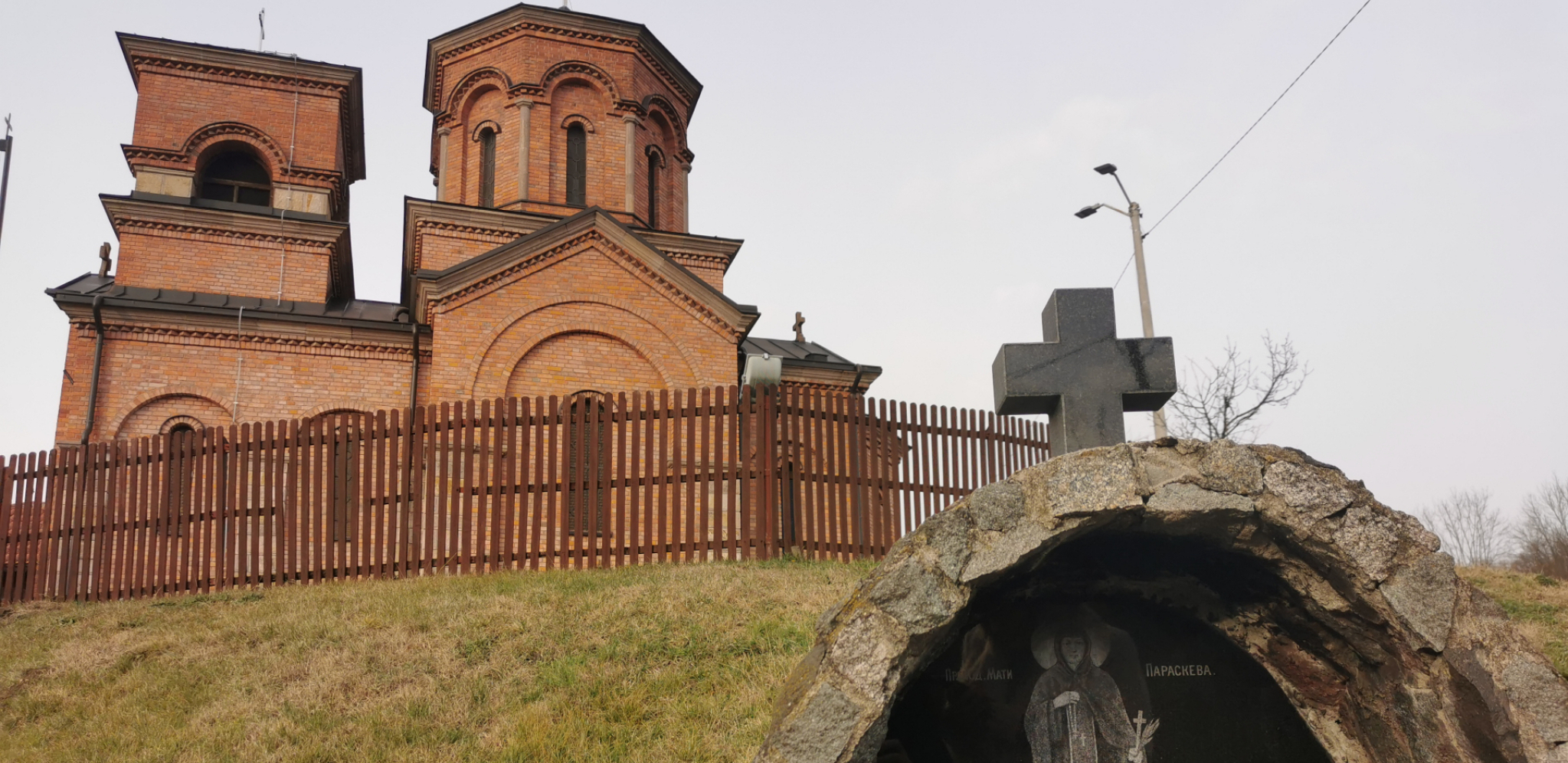 ZA OVU SRPSKU SVETINJU MALO KO ZNA, IZ NJENOG KAMENA JE POTEKLA LEKOVITA VODA! U manastiru se čuva kivot sa MOŠTIMA čudotvorca, donet sa SVETE srpske zemlje! (FOTO)
