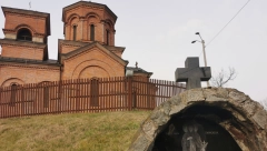 ZA OVU SRPSKU SVETINJU MALO KO ZNA, IZ NJENOG KAMENA JE POTEKLA LEKOVITA VODA! U manastiru se čuva kivot sa MOŠTIMA čudotvorca, donet sa SVETE srpske zemlje! (FOTO)