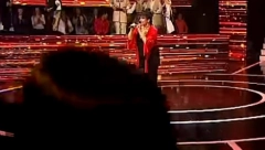 NAŠA PEVAČICA (70) SE ZALJUBILA U POŠTARA KOJI JE MLAĐI OD NJENOG SINA Otkivena njena velika tajna, poznati voditelj je raskrinkao!