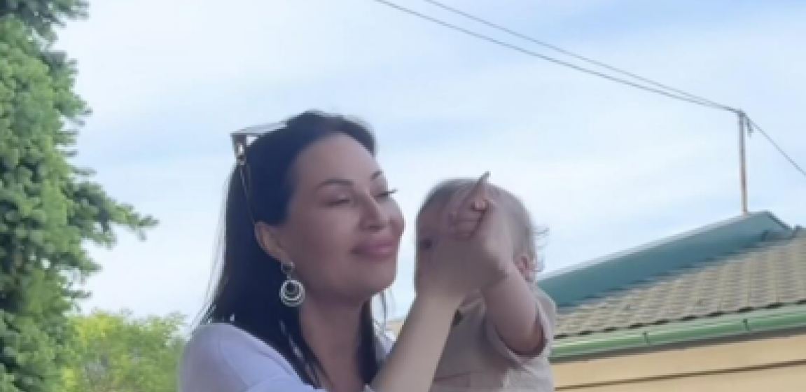 CECA ĐUSKA SA KRSTANOM U NARUČJU Posetila imanje u Titelu sa Đurđevdan, ovakvu je javnost još nije videla!
