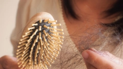 MUČI VAS OPADANJE KOSE? Žena je ovim mazala koren vlasi, po savetu bake, i ubrzo su počele ponovo da rastu