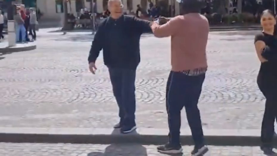 SRPSKI NARODNJACI GRUVAJU U CENTRU PARIZA: "Hajmo malo ćirilice!" (VIDEO)