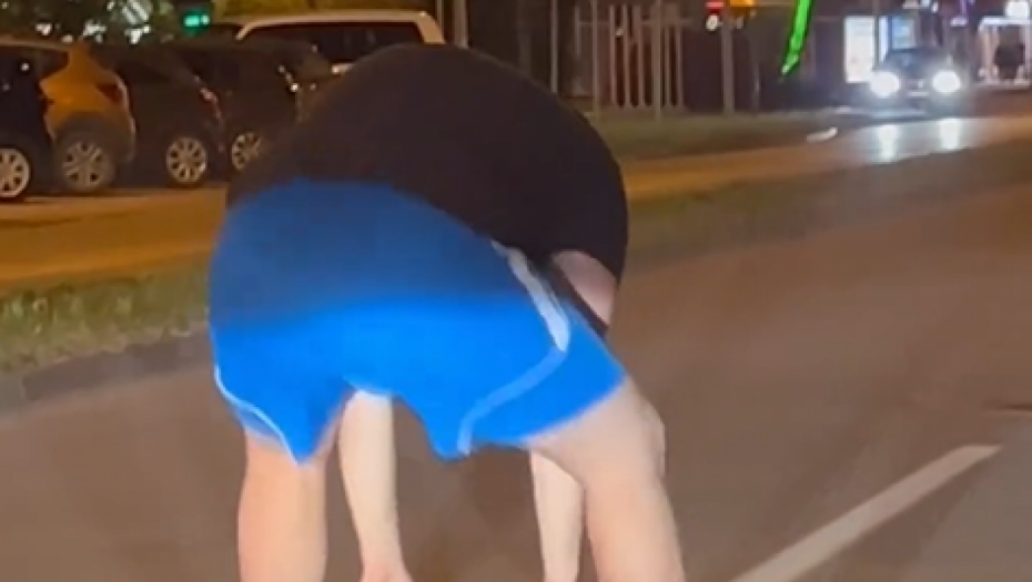 ZBOG GESTA OVOG NOVOSAĐANINA SE NAPRAVILA ČITAVA KOLONA Zaustavio je auto usred vožnje da bi uradio OVO (VIDEO)