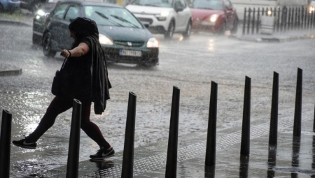 U OVIM DELOVIMA SRBIJE U NAREDNIM SATIMA PROVALA OBLAKA Oglasio se RHMZ - neka se skloni svako ko je na ulici