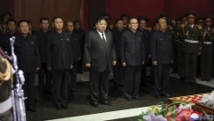 TRAGEDIJA U SEVERNOJ KOREJI Kim u suzama, rano jutros stigao na sahranu (FOTO)