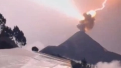 "SVETI ILIJA NAPADA GVATEMALU!" Grom ZVEKNUO u vulkan, izgledalo je kao Teslina radionica - nebo se zasijalo! SVIMA VILICE POPADALE! (VIDEO)