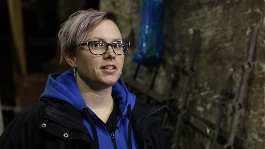 UDARANJE ČEKIĆEM MI JE ANTISTRES TERAPIJA! Lepa Andrea je jedina žena u Srbiji koja se bavi OVIM zanatom, zadužena je za održavanje jednog od NAJVEĆIH SIMBOLA Srbije!