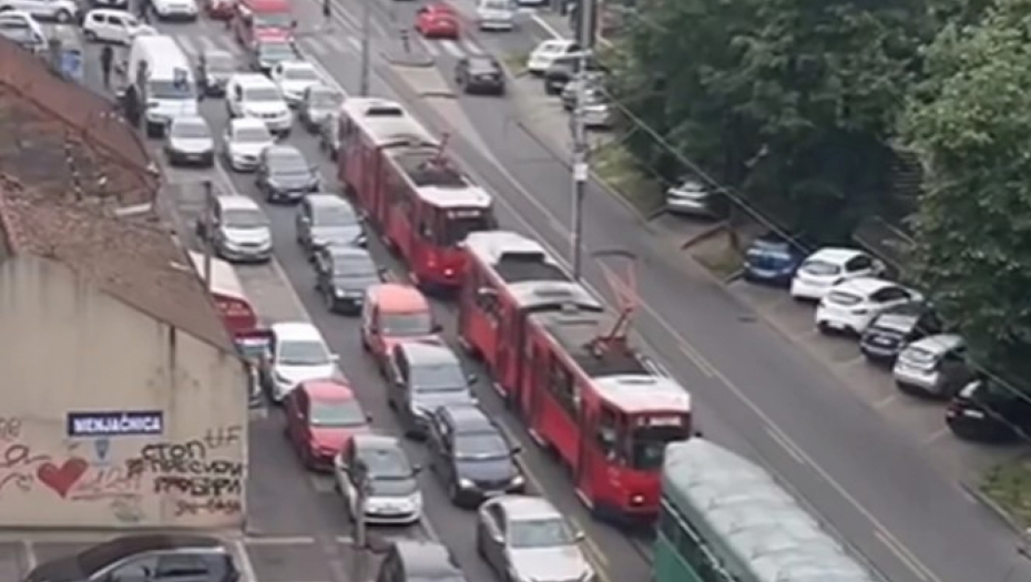 TOTALNI KOLAPS U BEOGRADU! Ulice se privremeno zatvaraju, negde ni PEŠACI NE MOGU DA PROĐU! (FOTO)
