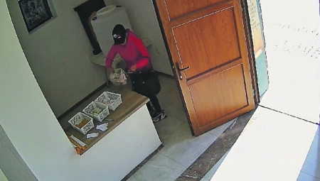 NEPOPRAVLJIVA KRADLJIVICA Čim joj istekla uslovna opljačkala crkve na Vaskrs! NEVIĐENA DRSKOST Otkrivamo detalje o osumnjičenoj za krađu priloga u hramovima kod Zrenjanina