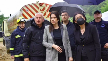 MINISTARKA VUJOVIĆ NA TERENU ZBOG POŽARA NA DEPONIJI „DUBOKO“ Sazvala hitan sastanak u Užicu (FOTO)